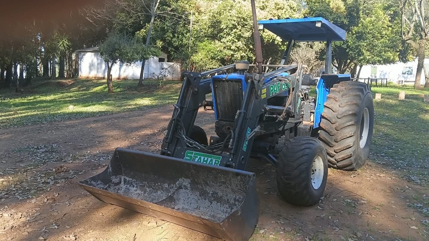 Trator com Conjunto Frontal