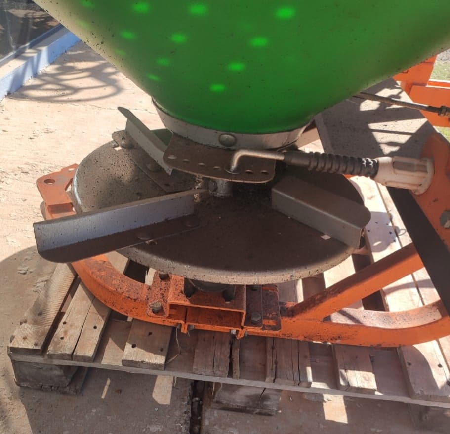 Distribuidor de fertilizantes IMAK Modelo DF 1300 - 4